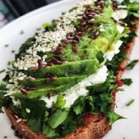 Ekmek üstü avokado