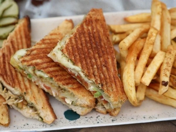 Kavurmalı kaşarlı tost