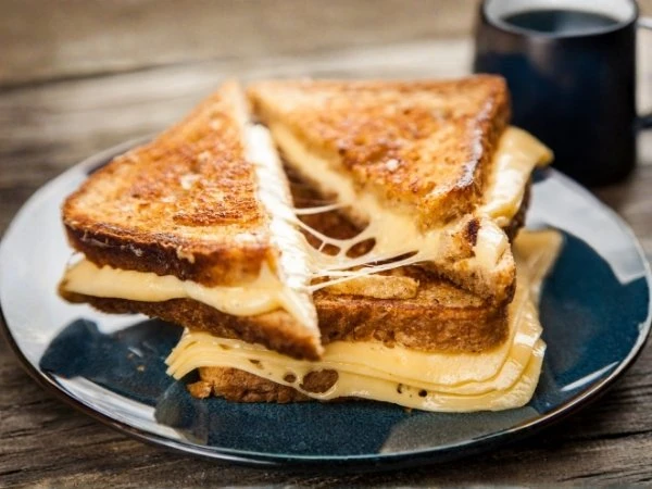 3 peynirli tost