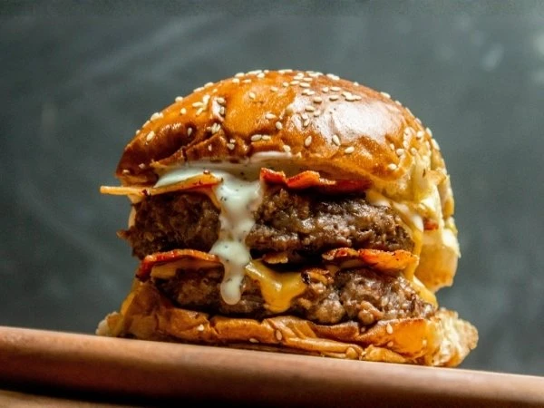 Cheddarlı sahanda burger