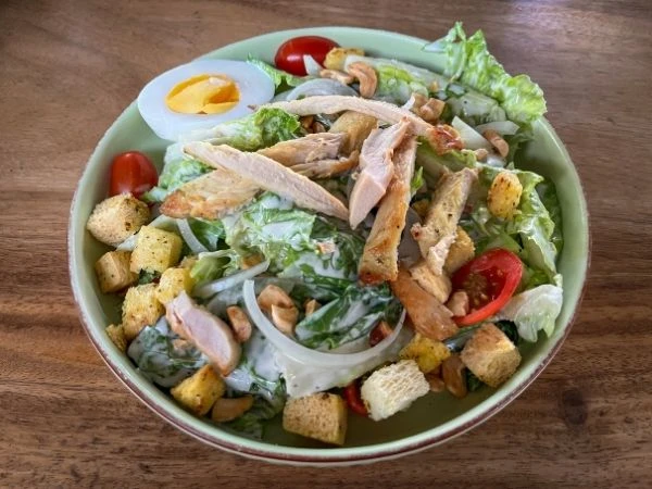Tavuklu sezar salata