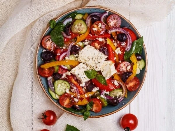 Hellim peynirli akdeniz salata